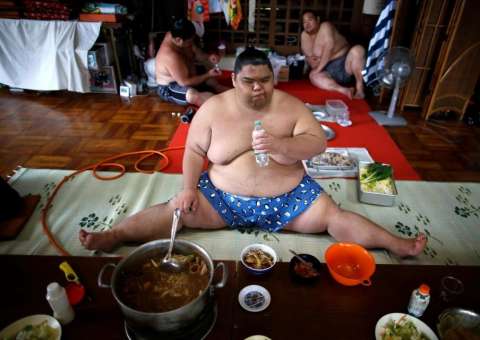 Lutadores de sumô consomem 8 mil calorias por dia e dormem com máscara de oxigênio