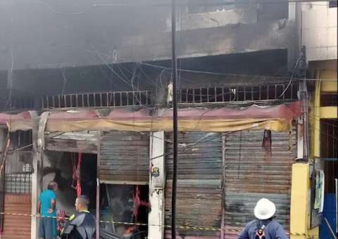 Incêndio destrói distribuidora e assusta moradores de apartamentos em Manaus
