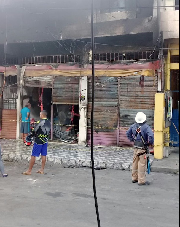 Incêndio destrói distribuidora e assusta moradores de apartamentos em Manaus
