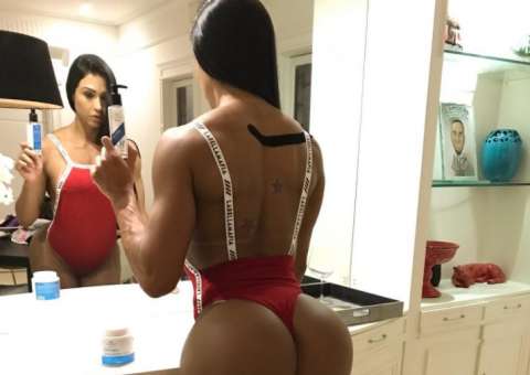 De fio-dental vermelho, Gracyanne Barbosa choca com bumbum avassalador