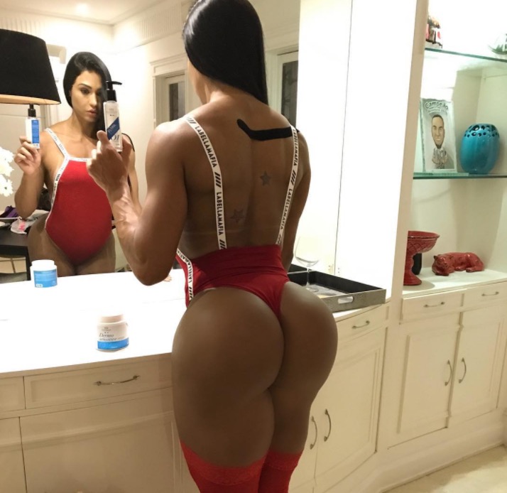 De fio-dental vermelho, Gracyanne Barbosa choca com bumbum avassalador
