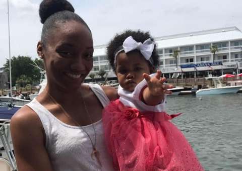 Garotinha morre após passar 6 horas presa no carro pela mãe e motivo revolta 