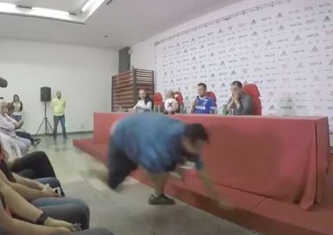 Repórter tropeça durante coletiva no Flamengo e vídeo viraliza. Veja 