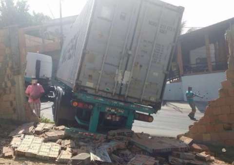 Carreta sem controle derruba muro e fecha rua em Manaus