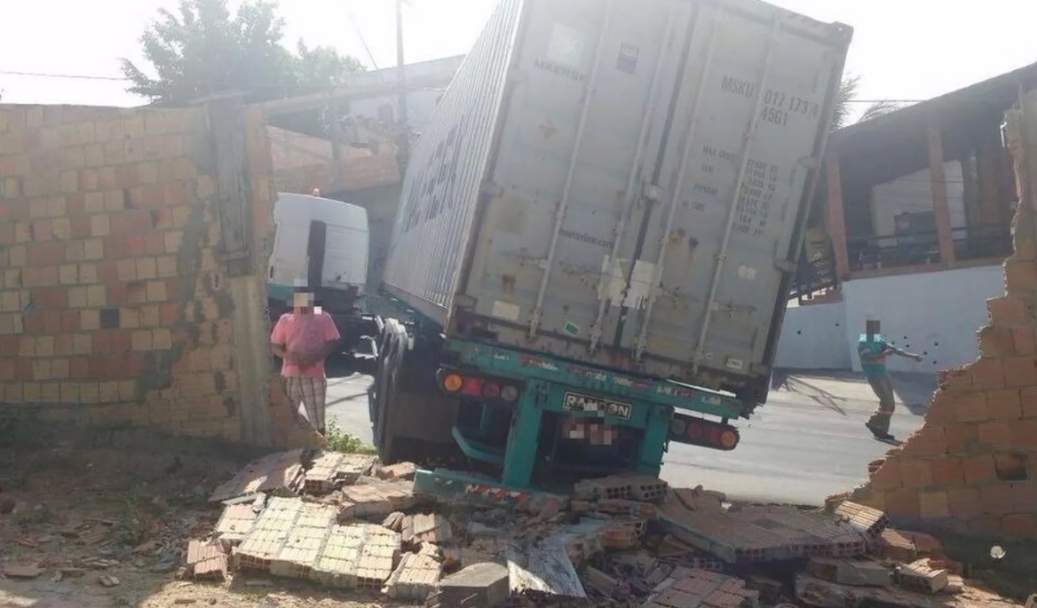 Carreta sem controle derruba muro e fecha rua em Manaus
