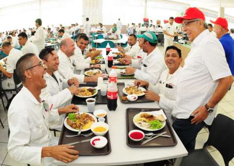 Amazonino almoça com trabalhadores do Distrito Industrial de Manaus