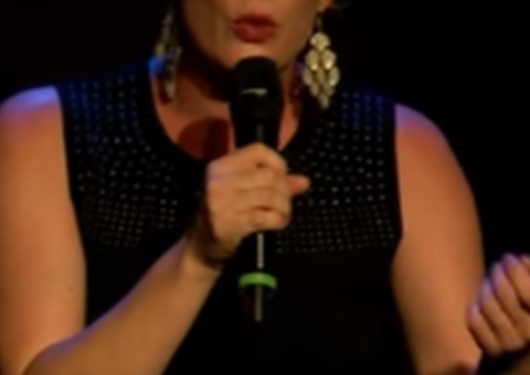 Cantora morre misteriosamente durante show em festival