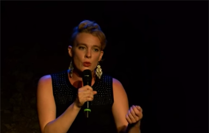 Cantora morre misteriosamente durante show em festival