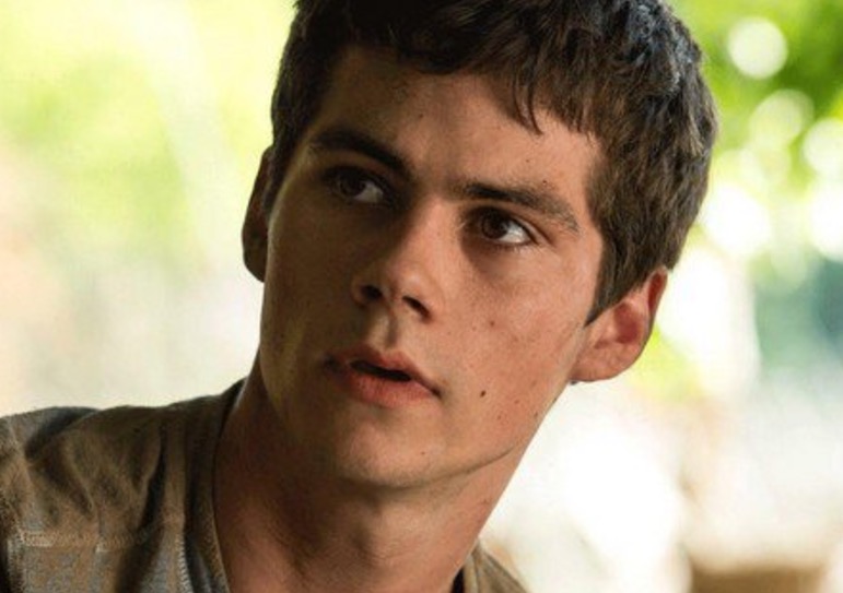 Um ano após acidente grave, ator de Maze Runner ressurge de surpresa e emociona fãs