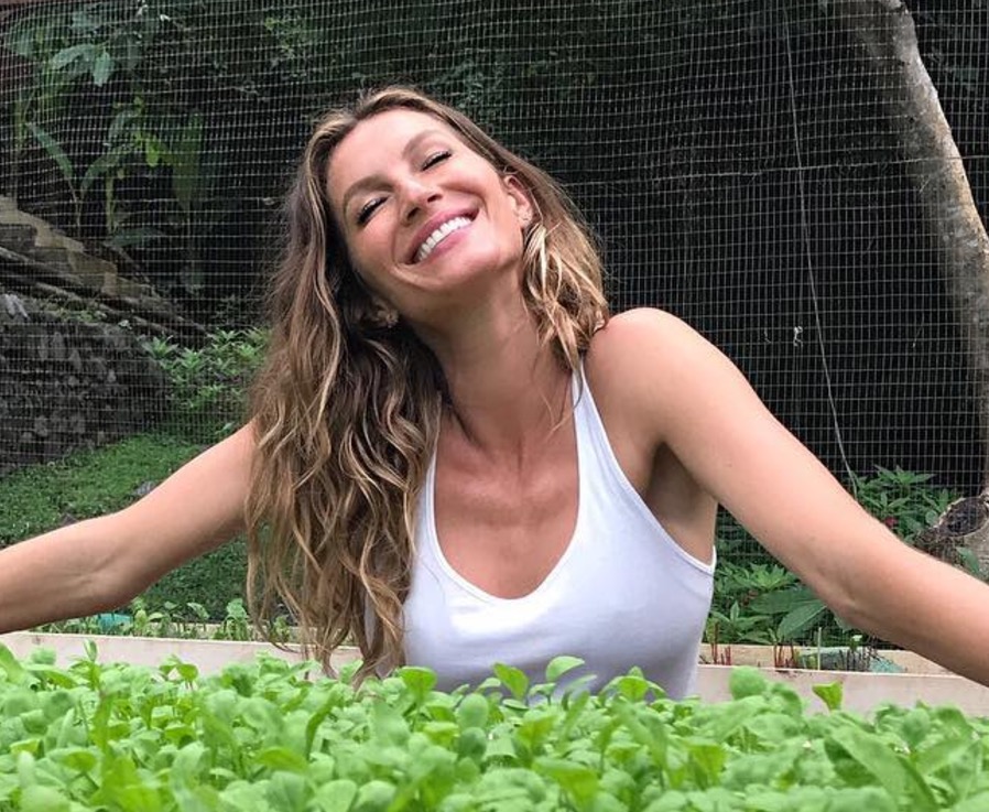 Gisele Bündchen parabeniza irmã gêmea pelo aniversário de 37 anos