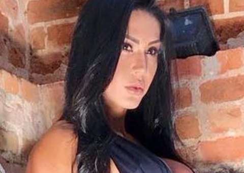 Com seios suados e camisa branca, Gracyanne Barbosa mostra demais em vídeo