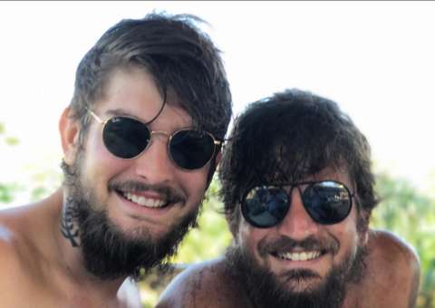 Filho de Saulo Fernandes impressiona por semelhança: 'filho ou irmão gêmeo?'