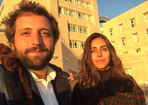 Grávida, namorada de Gregório Duvivier impressiona por semelhança com Clarice Falcão