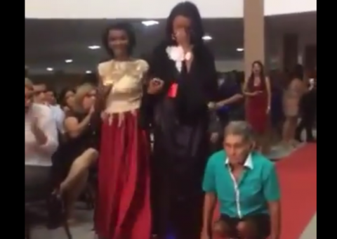 Jovem emociona internautas com homenagem ao pai deficiente em formatura; Veja vídeo