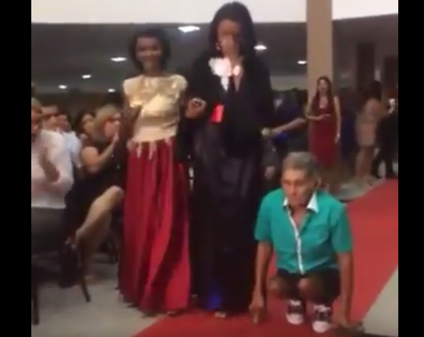 Jovem emociona internautas com homenagem ao pai deficiente em formatura; Veja vídeo