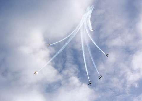 Veja homenagem da Esquadrilha da Fumaça a Santos Dumont na praia da Ponta Negra