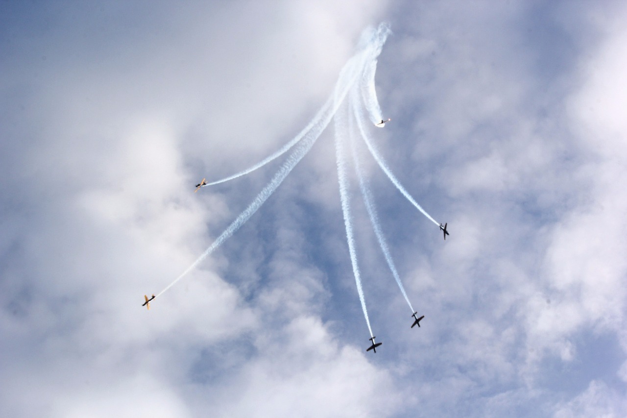 Veja homenagem da Esquadrilha da Fumaça a Santos Dumont na praia da Ponta Negra