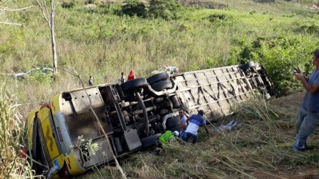 Grave acidente com ônibus deixa mortos e feridos em rodovia 