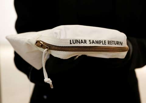 Bolsa de Neil Armstrong usada na Lua é vendida por preço milionário