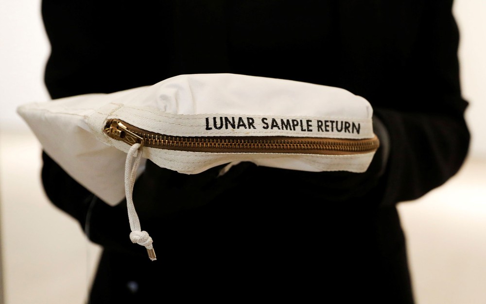 Bolsa de Neil Armstrong usada na Lua é vendida por preço milionário