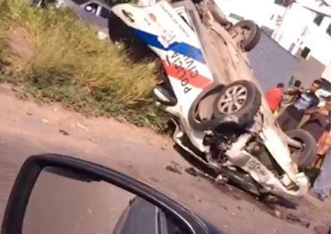 Viatura da polícia fica destruída após colisão e capotamento em Manaus