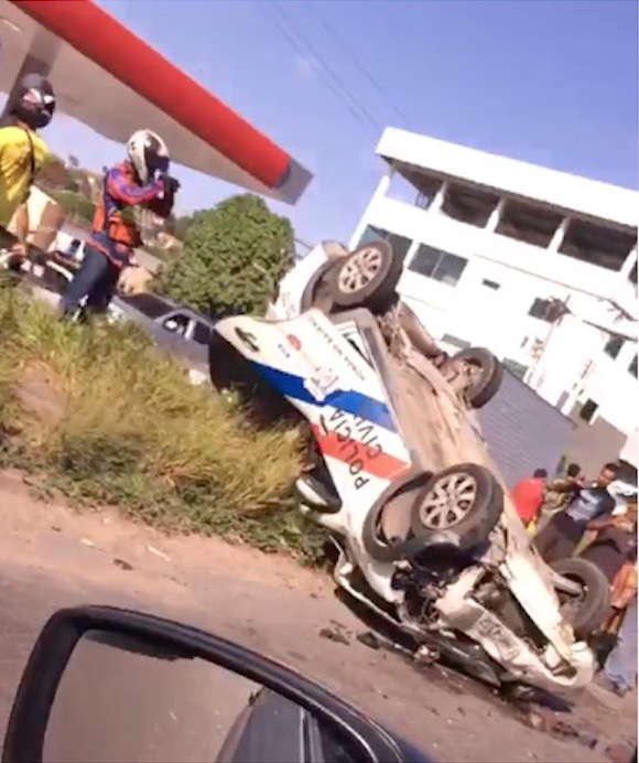Viatura da polícia fica destruída após colisão e capotamento em Manaus