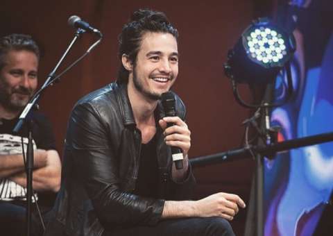 Namorada? Tiago Iorc posta foto de mulher nua na cama 