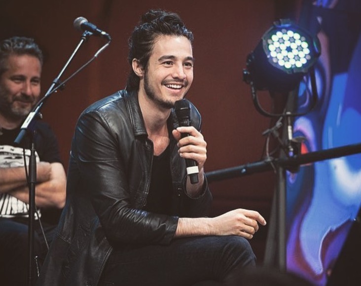 Namorada? Tiago Iorc posta foto de mulher nua na cama 