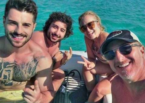 Angélica e Luciano Huck posam com Alok em férias na Itália