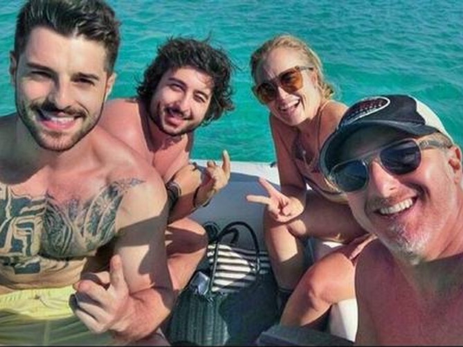 Angélica e Luciano Huck posam com Alok em férias na Itália