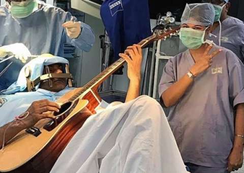 Paciente toca violão durante cirurgia no cérebro 