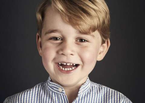  No aniversário do príncipe George, família real divulga nova foto e encanta internautas