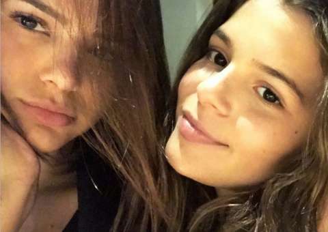 Bruna Marquezine posa com irmã e impressiona com semelhança