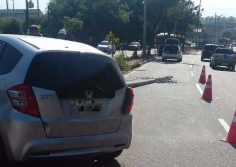 Carro colide com poste e deixa trânsito complicado em avenida de Manaus