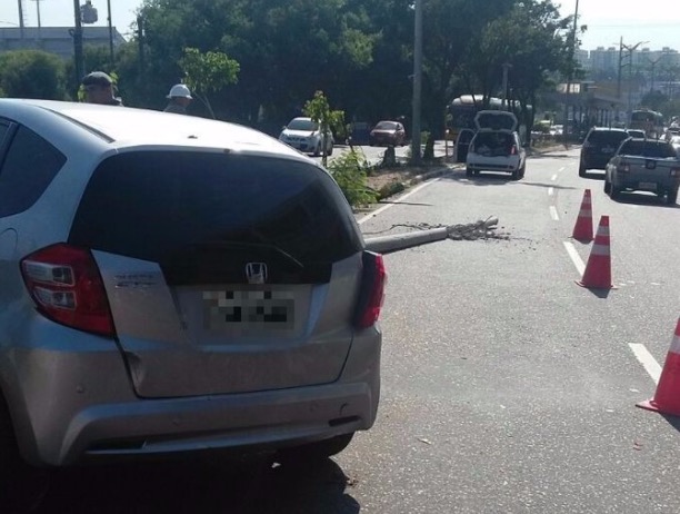 Carro colide com poste e deixa trânsito complicado em avenida de Manaus