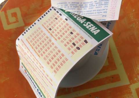 Pai de santo ensina simpatia para quem vai jogar na Mega-Sena