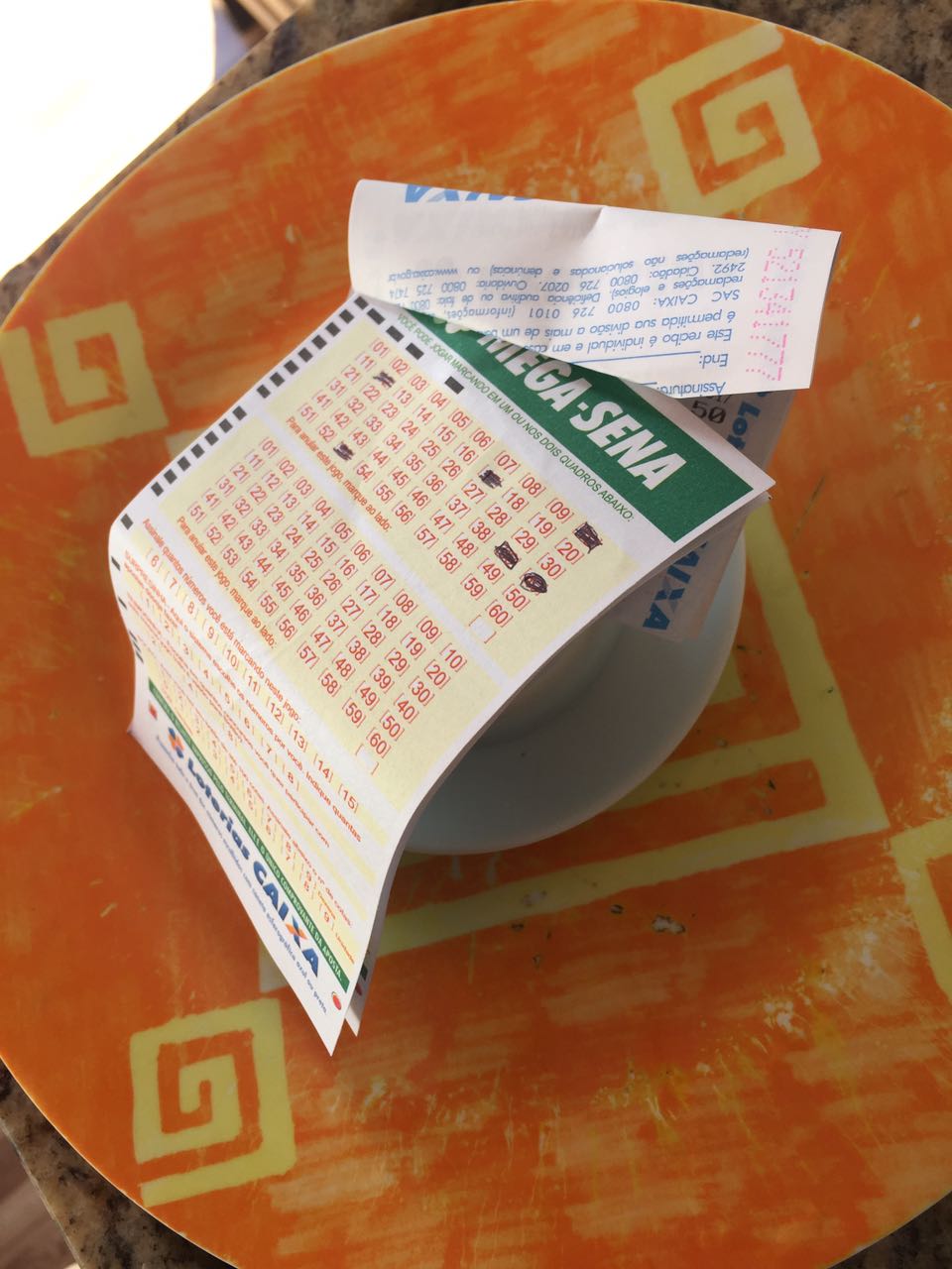 Pai de santo ensina simpatia para quem vai jogar na Mega-Sena