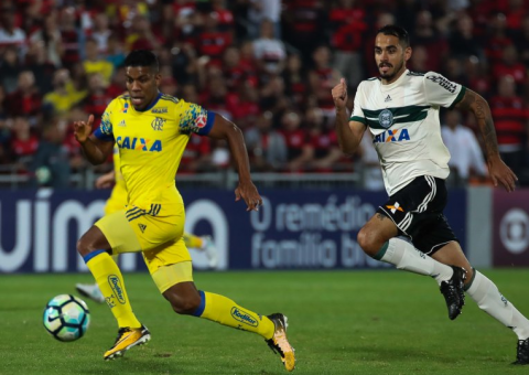 Com gol no fim, Flamengo derrota o Coritiba na Ilha do Urubu