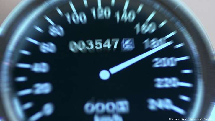 Polícia flagra idosa em momento 'vida louca' ao dirigir na estrada 