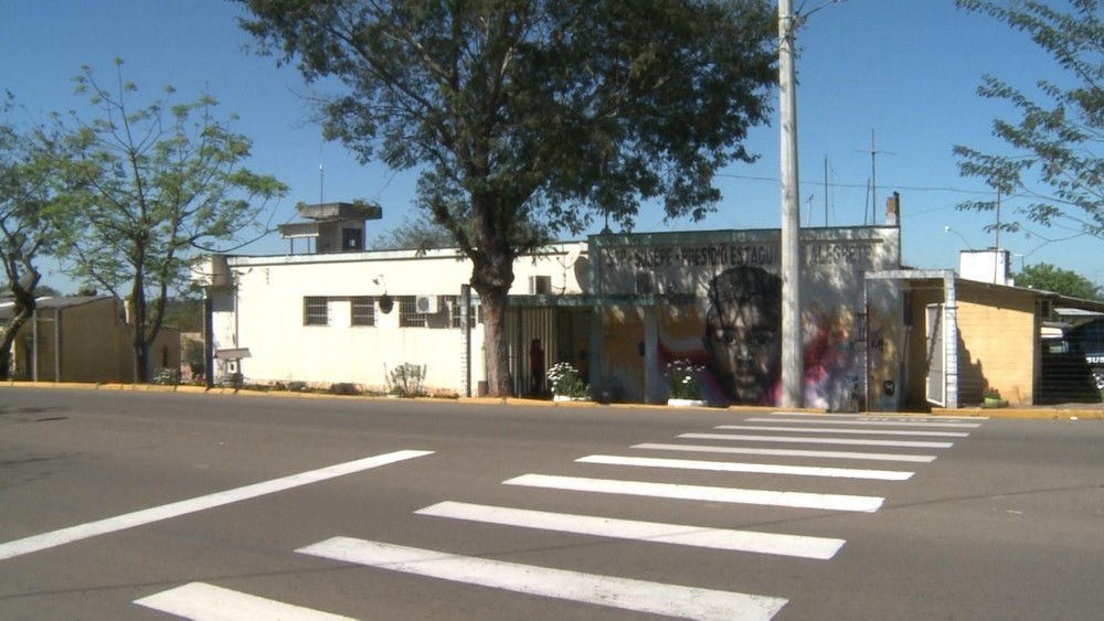 Presos fazem buraco em teto de cela e escapam de presídio na fronteira