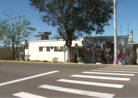 Presos fazem buraco em teto de cela e escapam de presídio na fronteira