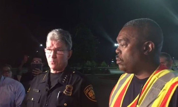 8 pessoas são encontradas mortas em caminhão parado em supermercado nos EUA 