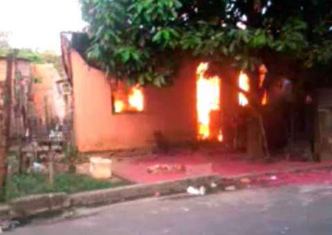 Homem descobre traição de esposa e incendeia casa em Manaus