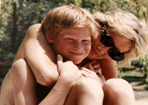 William e Harry revelam fotos e memórias da intimidade com Diana