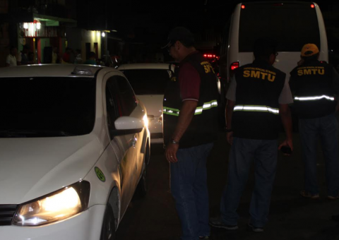 Táxis com documentação irregular são apreendidos durante fiscalização em Manaus