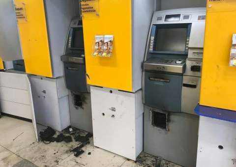 Encapuzados arrombam caixas eletrônicos e roubam R$ 600 mil em Manaus