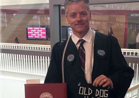 Homem de 54 anos se forma engenheiro na faculdade onde trabalhou como faxineiro