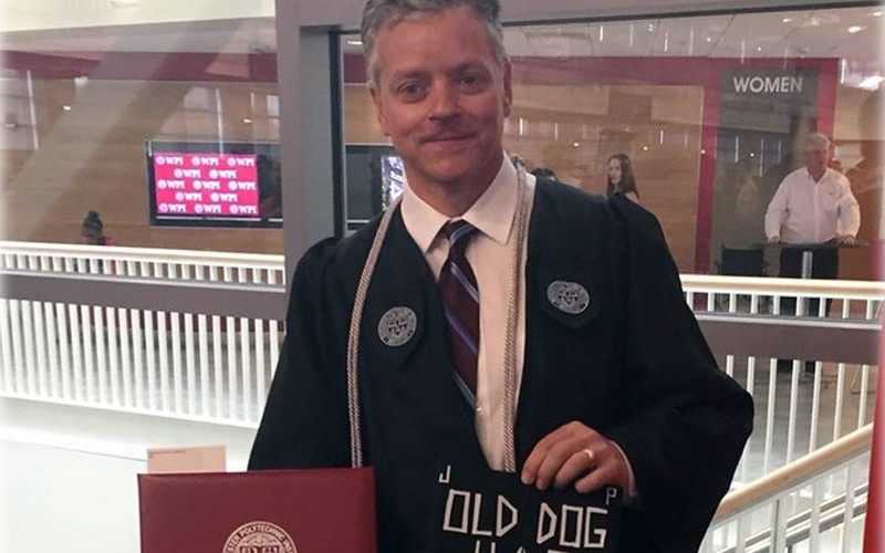 Homem de 54 anos se forma engenheiro na faculdade onde trabalhou como faxineiro