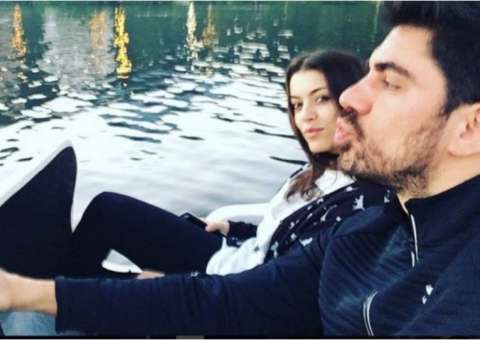 Marcelo Adnet faz passeio romântico com a namorada no Rio