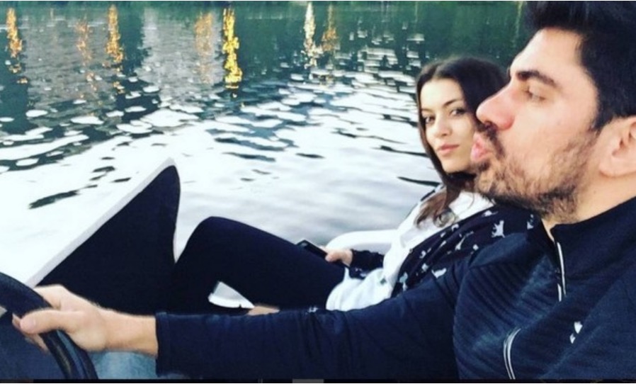 Marcelo Adnet faz passeio romântico com a namorada no Rio